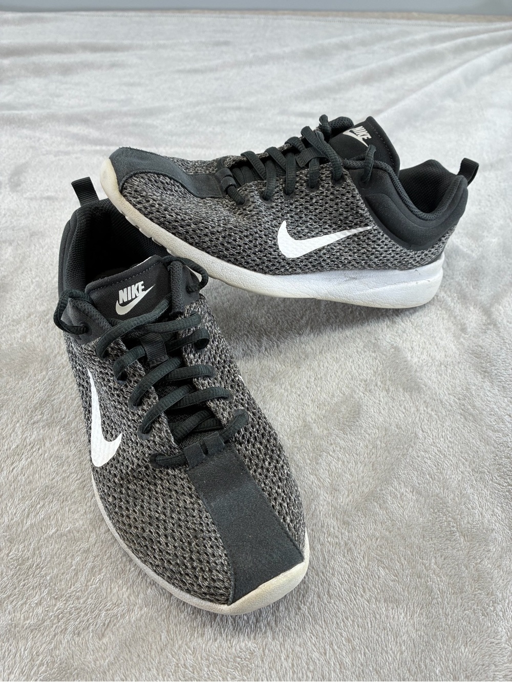 Women’s Nike Roshe Sneaker US 8 Gray/Black/White Mesh Lace-Up Low 816784-016